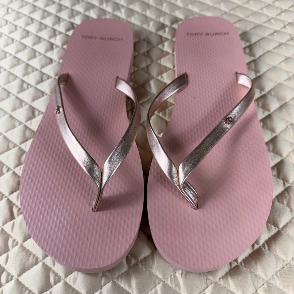 Tory Burch Logo Metallic Rose Gold Flip Flops, Size 8 - Picture 1 of 7